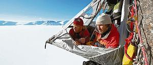 Pause muss auch mal sein. Stefan Glowacz (r.) und Robert Jasper bewundern am Morgen die Aussicht über den Buchan Gulf in der Eiswüste von Baffin Island.