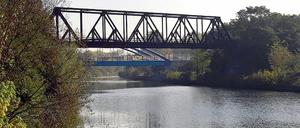 Noch ist die alte S-Bahn-Brücke über den Teltowkanal gesperrt in den Rathäusern von Kleinmachnow und Stahnsdorf gibt es derzeit jedoch Pläne, den Stahlkoloss bei Dreilinden für Radfahrer und Wanderer wieder nutzbar zu machen.