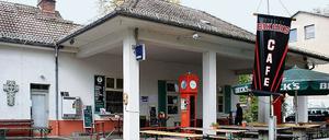 Biker-Treff mit Werkstatt und Café an der Berliner Straße. Seit zwölf Jahren hat Werner Heuser das denkmalgeschützte Ensemble gemietet.