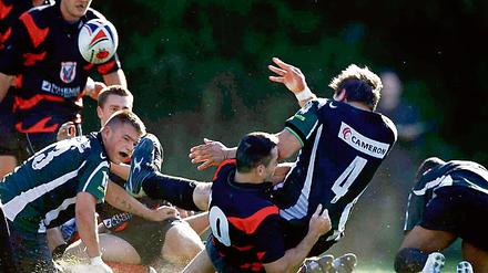 Voller Einsatz. Die Rugbyspieler des USV Potsdam  hier setzt sich Jan Krauzig (unten) gegen seinen Gegenspieler vom DRC Hannover durch  sind im bisherigen Saisonverlauf noch ungeschlagen.