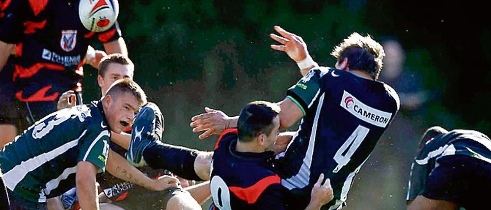 Voller Einsatz. Die Rugbyspieler des USV Potsdam  hier setzt sich Jan Krauzig (unten) gegen seinen Gegenspieler vom DRC Hannover durch  sind im bisherigen Saisonverlauf noch ungeschlagen.