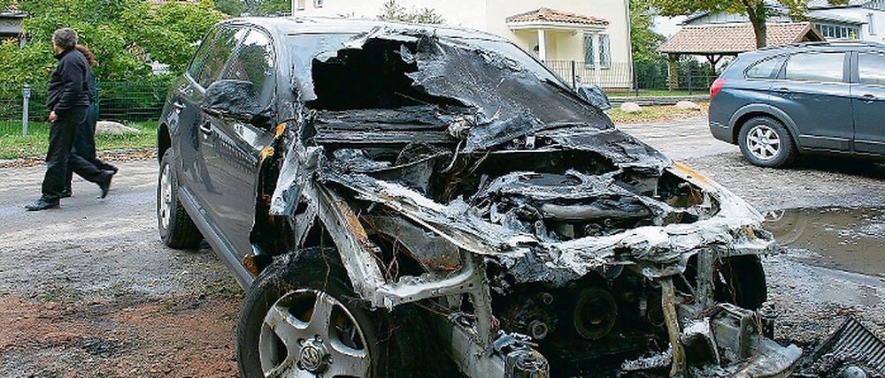 Schrott und Asche. Ein verbrannter VW Touareg in der Ringstraße in Neu Fahrland. Brandanschläge auf zwölf Autos wie in der Nacht zum Sonntag hat es bisher laut Polizei in der Landeshaupstadt nicht gegeben.