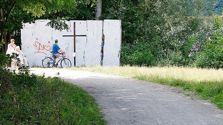 Endstation am Griebnitzsee: Insgesamt wanderten die Berliner Senioren auf ihrer Tour entlang der ehemaligen Grenze mehr als 200 Kilometer. Nicht nur der gesperrte Uferweg am Griebnitzsee zwang sie zu Umwegen.