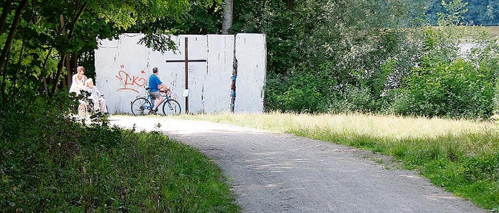 Endstation am Griebnitzsee: Insgesamt wanderten die Berliner Senioren auf ihrer Tour entlang der ehemaligen Grenze mehr als 200 Kilometer. Nicht nur der gesperrte Uferweg am Griebnitzsee zwang sie zu Umwegen.