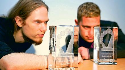 Preisverdächtig. Alexander Pohl (l.) ist mit seinem HFF-Diplomfilm Trickster für den Animago-Award nominiert, der Berliner Thorsten Rauser (r.) für die Handy-Katze iKitty. Der Medienpreis wird in der kommenden Woche in Babelsberg verliehen.