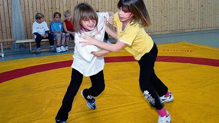 Im Ring. Linda und Angelique (v.l.) im Wettkampffieber. Die beiden Freundinnen nehmen derzeit am zweiten Feriencamp FairringeRn des Ringerclubs Germania teil. In dem integrativen Projekt geht es um Sport, Respekt und Begegnung.