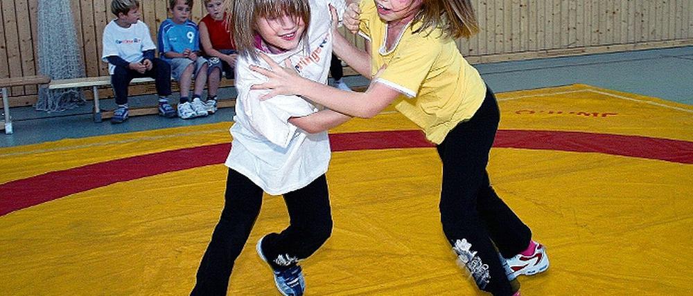 Im Ring. Linda und Angelique (v.l.) im Wettkampffieber. Die beiden Freundinnen nehmen derzeit am zweiten Feriencamp FairringeRn des Ringerclubs Germania teil. In dem integrativen Projekt geht es um Sport, Respekt und Begegnung.