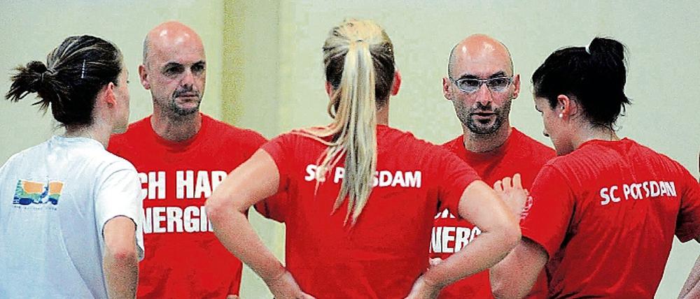 Voller Vorfreude. Die Potsdamer Trainer Michael Merten (2. v. r.) und Volker Knedel (2. v. l.) mit den Spielerinnen Frauke Formazin, Sandra Sydlik und Anika Zülow (v. l.), die morgen mit ihrer Mannschaft den SV Sinsheim besiegen wollen.