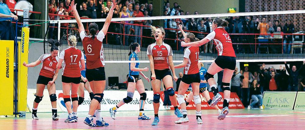Freude pur. Nachdem Anika Zülow (ganz links) gestern den entscheidenden Punkt zum 3:2-Sieg gegen den SV Sinsheim gemacht hatte, kannte der Jubel der Spielerinnen des Volleyball-Erstligisten SC Potsdam in der Sporthalle Heinrich-Mann-Allee keine Grenzen mehr.