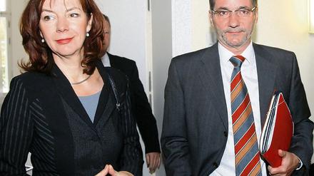 Der Koalitionsvertrag soll bis zum 28. Oktober fertig sein. Matthias Platzeck und Kerstin Kaiser sind am Freitag in Potsdam mit ihren Teams zur zweiten Gesprächsrunde für eine künftige rot-rote Koalition in Brandenburg zusammengetreten.