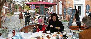 Anlässlich der Ausstellungseröffnung trafen sich gestern Vormittag auf der Straßenkreuzung Mittelstraße / Benkertstraße die Anwohner und Nachbarn zum Frühstück im Viertel.