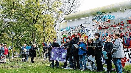 Vor dem Mauerrest nördlich des Groß Glienicker Sees präsentierten Grundschüler ihr Geschichtsprojekt. Die Stadt ließ das Umfeld bereinigen und will das Denkmal erhalten.