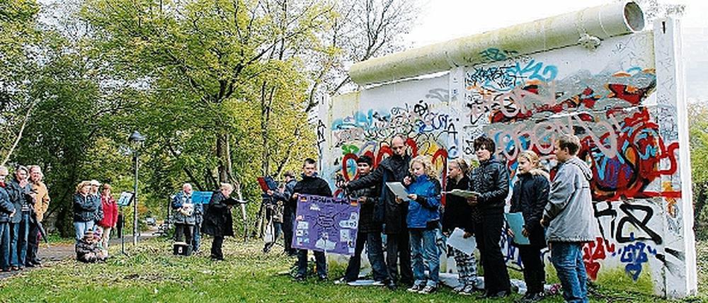 Vor dem Mauerrest nördlich des Groß Glienicker Sees präsentierten Grundschüler ihr Geschichtsprojekt. Die Stadt ließ das Umfeld bereinigen und will das Denkmal erhalten.