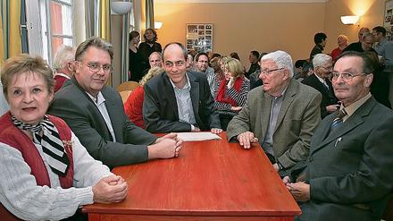 Runde der Zeitzeugen des Mauerfalls vor zwanzig Jahren gestern bei einer Diskussion im überfüllten Begegnungshaus von Groß Glienicke.
