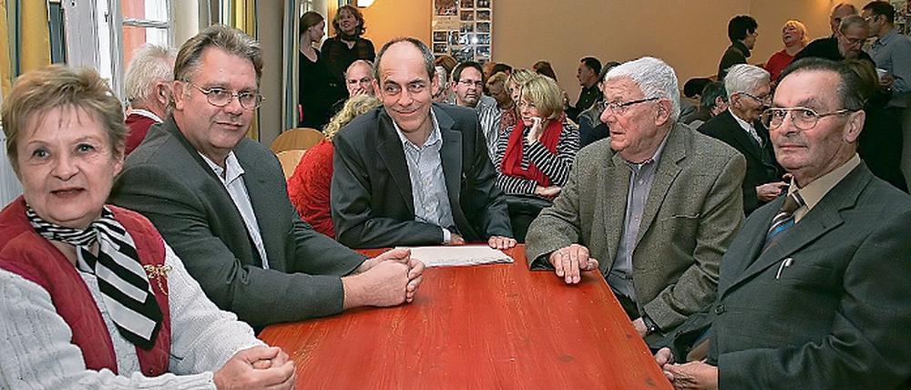 Runde der Zeitzeugen des Mauerfalls vor zwanzig Jahren gestern bei einer Diskussion im überfüllten Begegnungshaus von Groß Glienicke.