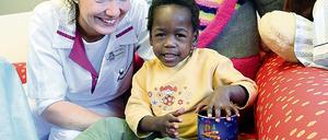 Tapfere Patientin: Die kleine Emilia und eine der Oberlin-Schwestern.