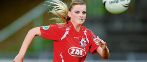 Mit Ball und neuer Haarpracht. Corina Schröder wechselte im Sommer vom FCR Duisburg zu Turbine Potsdam und tritt mit dem Deutschen Meister morgen im Bundesliga-Spitzenspiel bei ihrem Ex-Verein, der Tabellenführer ist, an.