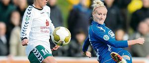 Wieder getroffen. Anja Mittag  rechts, hier im Duell mit Duisburgs Linda Bresonik  glich am Samstag mit ihrem sechsten Saisontor zum 1:1 für Turbine Potsdam im Spitzenspiel der Frauenfußball-Bundesliga beim FCR aus. Am Ende hieß es 2:2.