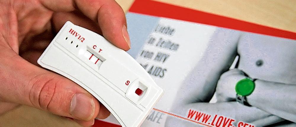Positives Testergebnis. Vor drei Jahren erfuhr Conrad R. von seiner HIV-Infektion. Der Alltag des 42-jährigen Potsdamers hat sich seitdem geändert: Bevor er verreist, packt er erstmal die Pillen um. Auch der Traum vom eigenen Haus hat sich erledigt.
