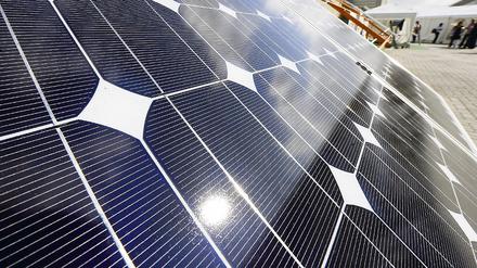 Auslaufmodell. Potsdamer Forscher wollen Solarzellen flexibel machen. Polymerschichten sollen in Zukunft die starren Silizium-Platten der herkömmlichen Solarzellen (Foto) ergänzen.