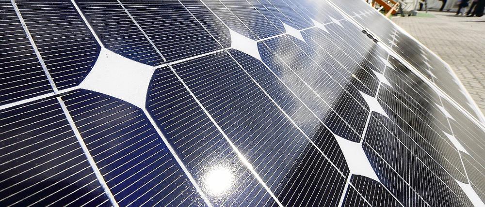 Auslaufmodell. Potsdamer Forscher wollen Solarzellen flexibel machen. Polymerschichten sollen in Zukunft die starren Silizium-Platten der herkömmlichen Solarzellen (Foto) ergänzen.