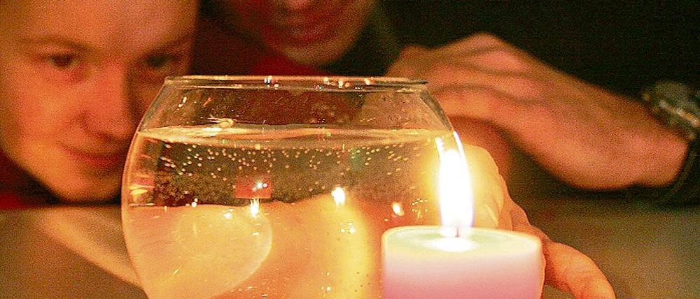 Wie bricht sich das Licht? Anja und Ingo von Hübbenet experimentierten.