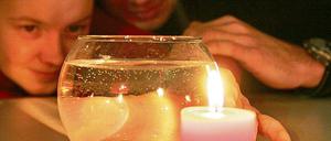 Wie bricht sich das Licht? Anja und Ingo von Hübbenet experimentierten.