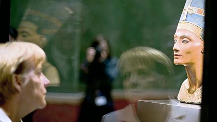 Die Macht der Frauen. Bundeskanzlerin Angela Merkel betrachtet am Freitag zur Eröffnung des Neuen Museums in Berlin die Büste der Nofretete. Ab dem heutigen Samstag wird das Neue Museum für das Publikum zugänglich sein.