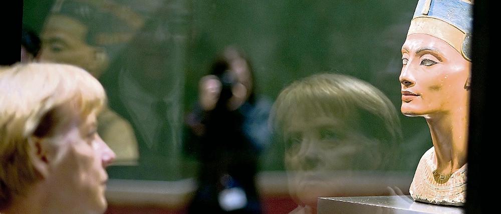 Die Macht der Frauen. Bundeskanzlerin Angela Merkel betrachtet am Freitag zur Eröffnung des Neuen Museums in Berlin die Büste der Nofretete. Ab dem heutigen Samstag wird das Neue Museum für das Publikum zugänglich sein.