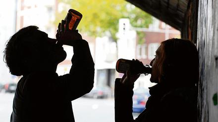 Die Pilsette im Bushäuschen soll in Teltow der Vergangenheit angehören. Mit der Stadtordnung gilt ein Alkoholverbot.