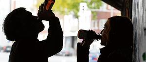 Die Pilsette im Bushäuschen soll in Teltow der Vergangenheit angehören. Mit der Stadtordnung gilt ein Alkoholverbot.