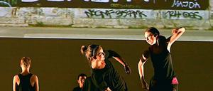 Über 100 Jugendliche im Alter von 14 bis 20 Jahren tanzten mit zwölf Profis auf der Bühne des Nikolaisaals.