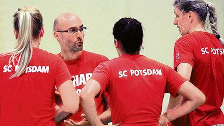 Zuversichtlich. Potsdams neuer Trainer Michael Merten mit seinen Erstliga-Spielerinnen Sandra Landvoigt, Anika Zülow und Sandra Sydlik (von rechts).