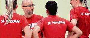 Zuversichtlich. Potsdams neuer Trainer Michael Merten mit seinen Erstliga-Spielerinnen Sandra Landvoigt, Anika Zülow und Sandra Sydlik (von rechts).