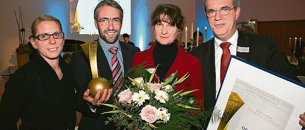 Cordula Friesecke, Ben Liesfeld, Itha Bonitz und Winfried Teiwes nahmen den Preis am Mittwochabend für OD-OS entgegen.