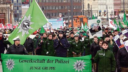 Bald wieder Polizisten-Demo? Der Streit ist programmiert: Allein bei der brandenburgischen Polizei sollen 3000 Stellen bis 2019 abgebaut werden. Die Polizisten werden dann auch gegen den Linken-Koalitionspartner auf die Straße gehen.