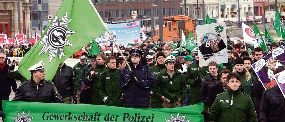 Bald wieder Polizisten-Demo? Der Streit ist programmiert: Allein bei der brandenburgischen Polizei sollen 3000 Stellen bis 2019 abgebaut werden. Die Polizisten werden dann auch gegen den Linken-Koalitionspartner auf die Straße gehen.