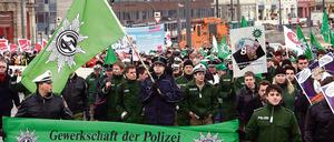 Bald wieder Polizisten-Demo? Der Streit ist programmiert: Allein bei der brandenburgischen Polizei sollen 3000 Stellen bis 2019 abgebaut werden. Die Polizisten werden dann auch gegen den Linken-Koalitionspartner auf die Straße gehen.