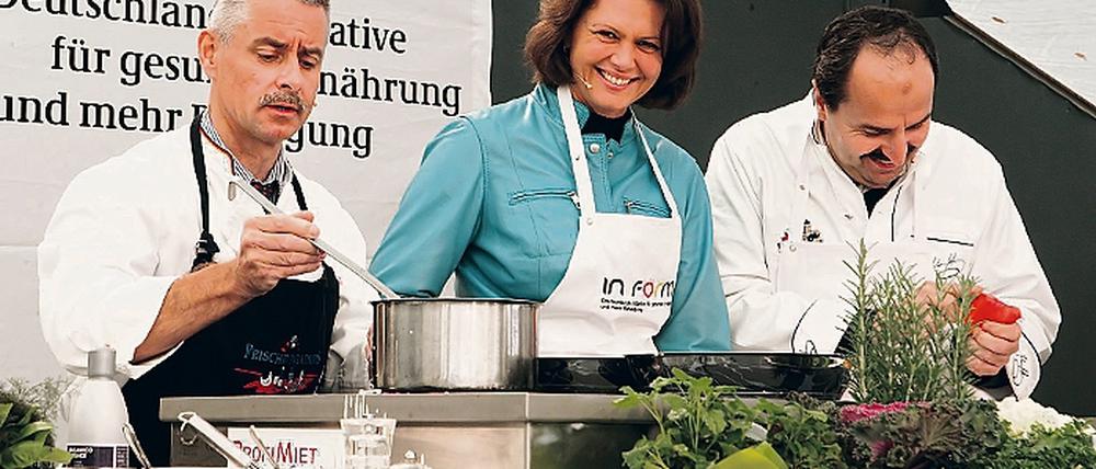 Ilse Aigner an der Seite von Michael Häberer und Johann Lafer (r.)
