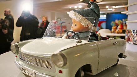 Im Trabant, bei Rotkäppchen und in Tausendundeiner Nacht. Sandmann auf Reisen heißt die Familienausstellung, die heute im Filmmuseum Potsdam eröffnet.