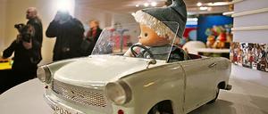 Im Trabant, bei Rotkäppchen und in Tausendundeiner Nacht. Sandmann auf Reisen heißt die Familienausstellung, die heute im Filmmuseum Potsdam eröffnet.