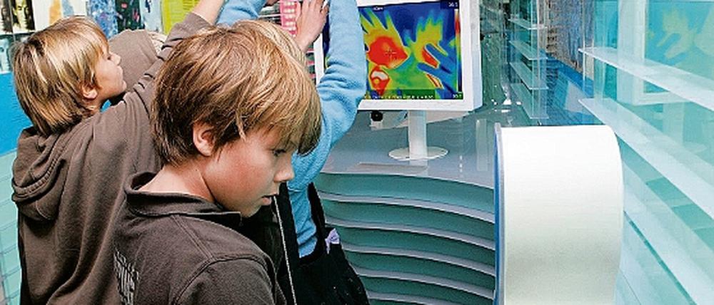 Wissenschaft zum Anfassen gibt es im Ausstellungszug Science Express, der derzeit am Bahnhof Rehbrücke Station macht. In zwölf multimedial ausgebauten Wagen geht es um wissenschaftliche Fragen und Zukunftstechnologien. Der Eintritt ist frei.