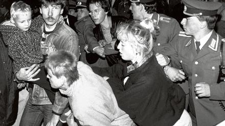 Mit aller Härte. Die Reaktion der Staatsmacht vor 20 Jahren war für viele Demonstranten ein traumatisches Erlebnis. Sie forderten Pressefreiheit und wurden verprügelt. 