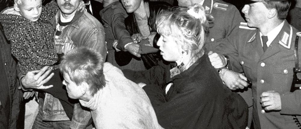 Mit aller Härte. Die Reaktion der Staatsmacht vor 20 Jahren war für viele Demonstranten ein traumatisches Erlebnis. Sie forderten Pressefreiheit und wurden verprügelt. 