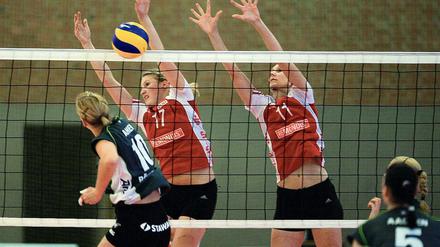 Der Block stand. Die Volleyballerinnen des SC Potsdam  hier Laura Weihenmaier (l.) und Ramona Stucki am Netz  qualifizierten sich gestern vor heimischem Publikum durch einen 3:0-Sieg gegen Alemannia Aachen für das DVV-Pokal-Achtelfinale.