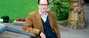 Ghettoidyll. Der schicke Körnerpark (rechts) sieht mehr nach Potsdam als nach Berlin-Neukölln aus und liegt doch gegenüber dem abgenutzten Nachbarschaftsheim (links), für das Kurt Krömer Geld sammelt.