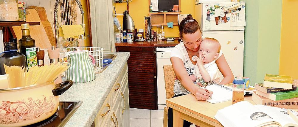 Kind, Studium und Haushalt. Das lässt sich nur mit einer Kinderbetreuung bewerkstelligen.