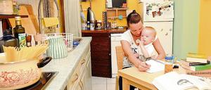 Kind, Studium und Haushalt. Das lässt sich nur mit einer Kinderbetreuung bewerkstelligen.