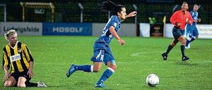 Unaufhaltsam. Fatmire Bajramaj (r.) steuerte zwei Tore zum Potsdamer Sieg bei. Die Finnin Teija Laiho hatte hier das Nachsehen.