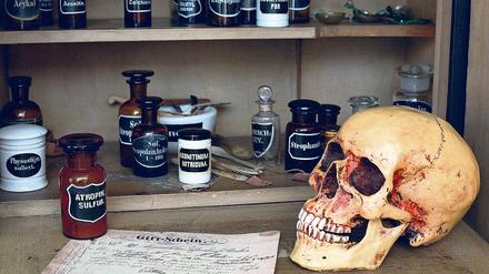 Ein menschlicher Schädel, Gefäße und ein historischer Giftschein von 1883. Das 1989 gegründete Fachmuseum vermittelt einen Einblick in die Arbeit des Apothekers in den vergangenen 250 Jahren.